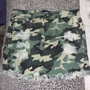 Tractr BLU - camo denim skirt with rip details